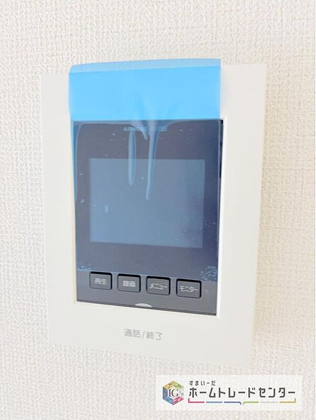 【【TVモニター付きインターホン】】録画機能もあり、どのような人が何時に来訪されたのかが分かります。防犯上はもちろん、お届け物などの把握にも便利です。ライトが付いているので、夜間でも安心です。