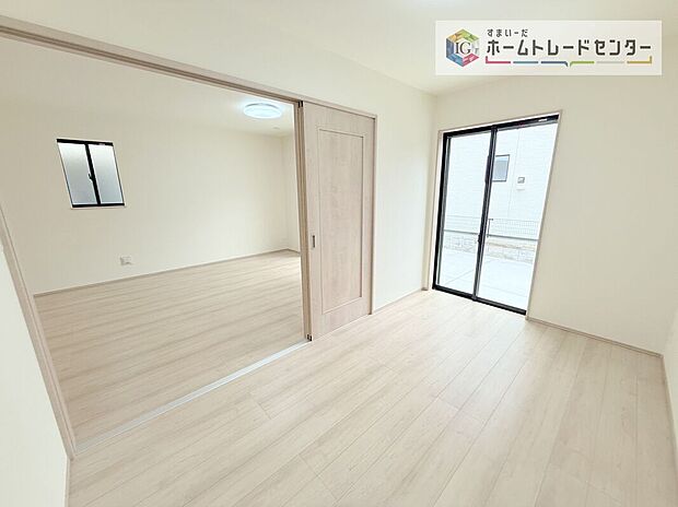 【洋室】リビング隣接の洋室は、その機能を発揮できるようしっかりとした広さをお取りいたしました。普段は開放スペース、お子様の遊び場、お客様がいらしたとき、ご両親様がお泊りに来た時など、色々と使い道がございます。