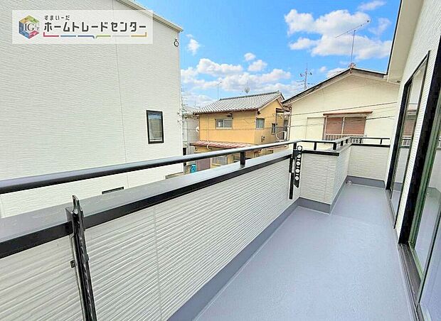 【バルコニー】南面に面したバルコニーはもちろん日当たり良好です。お洗濯物を干していただく際にも楽にできるように奥行きを広くお取りいたしました。明るく、暖かなゆとりあるスペースで快適に家事を行っていただけます。