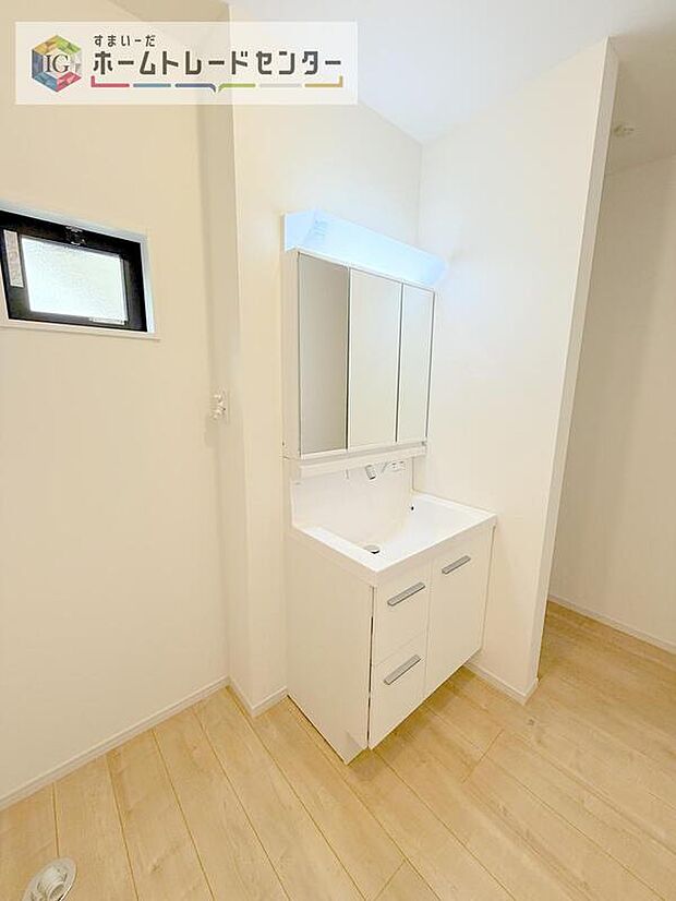 【【洗面台・洗面所】】合わせ鏡が可能な3面鏡です。朝の忙しい時間でもの身だしなみのチェックもここだけで完結できます。もちろん鏡の後ろは充分な収納力を持った収納となっており、視界に入る部分はスッキリと片付きます。