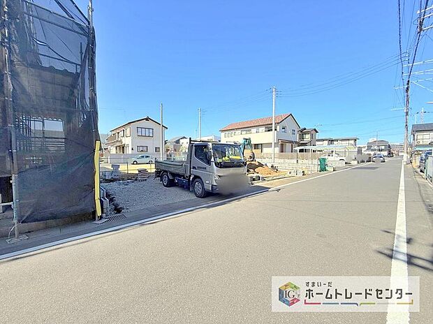 【前面道路含む現地写真】完成してからは見ることのできない、施工方法や構造をしっかりとご確認いただけるのが、建築中の住宅の大きなメリットです。専門知識を持ったスタッフがご説明させていただきます。お気軽にお問い合わせください。