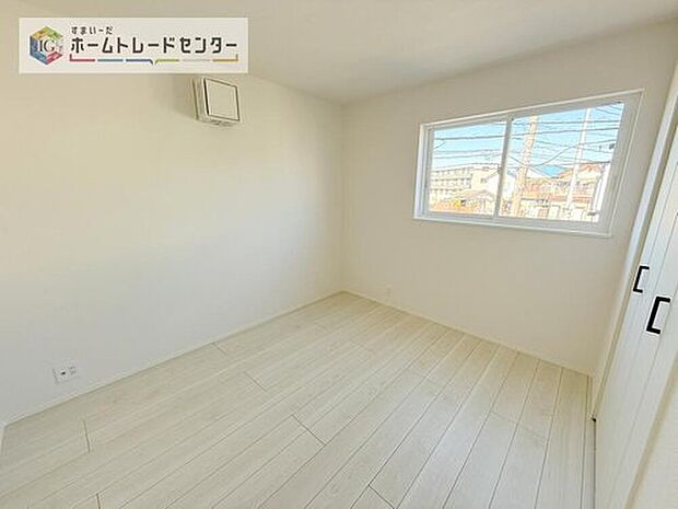 【リビング以外の居室】この物件の中では唯一北側の少し暗めのお部屋です。あえて暗めと書きましたが、こちらも充分に採光は取れており、天気の悪い日でも電気が必要となるようなことはありません、むしろ熱くなりすぎず勉強がはかどるかも