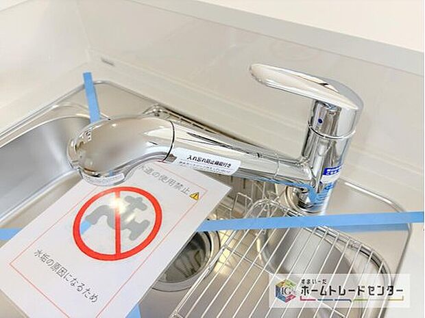 【【浄水器】】浄水カートリッジ内蔵で場所を取らずに見た目もスッキリ。ノズルはシャワーヘッドになっておりお掃除も楽々です。