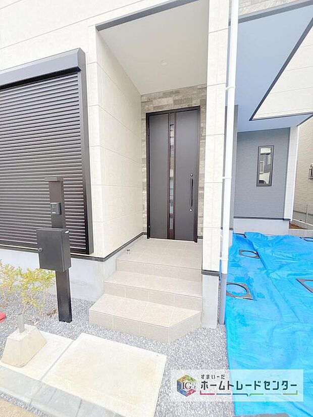 【玄関】駐車場横のアプローチを上がると、木目調の高級感のある玄関ドアがございます。玄関を開けると広々とした空間と収納も目の前に！玄関が広い家は入った瞬間から気持ちが良いです。ぜひご自身で確かめて見て下さい。