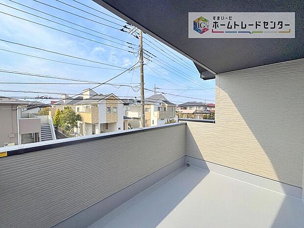 【バルコニー】お洗濯物を干したり、日光浴をしたり、色々なことにお使いいただくバルコニーは、外から見た際に建物の見た目にも大きな影響を与える要素の一つです。自慢の我が家としていただくために形にもこだわりました。