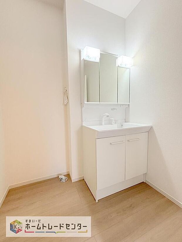 【【洗面所】】合わせ鏡が可能な3面鏡です。朝の忙しい時間でもの身だしなみのチェックもここだけで完結できます。もちろん鏡の後ろは充分な収納力を持った収納となっており、視界に入る部分はスッキリと片付きます。