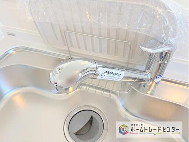 【【浄水器】】浄水カートリッジ内蔵で場所を取らずに見た目もスッキリ。ノズルはシャワーヘッドになっておりお掃除も楽々です。