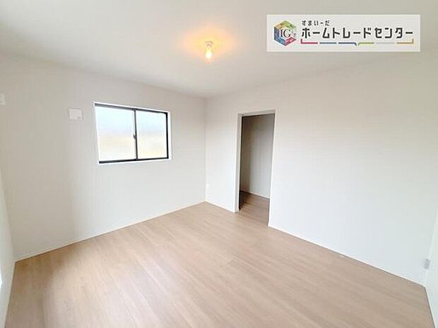 【洋室】主寝室は8.5帖、お子様がまだ小さいご家庭なら2階のお部屋はここだけでいいかもしれません、もちろんウォークインクローゼットがついておりますので、荷物に悩まされることなく、好きに家具の配置ができます