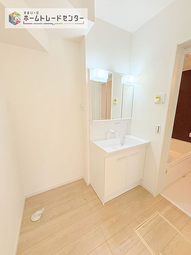 【【洗面所】】合わせ鏡が可能な3面鏡です。朝の忙しい時間でもの身だしなみのチェックもここだけで完結できます。もちろん鏡の後ろは充分な収納力を持った収納となっており、視界に入る部分はスッキリと片付きます。

