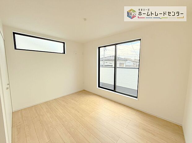 【洋室】日当りの良さは写真でも充分に伝わるかと思いますが、開放感のある周囲にめぐまれたおかげで、風通しもとても良くなっております。ぜひ現地を見ていただき体感していただきたいポイントです。
