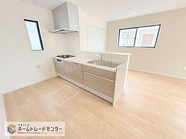 【キッチン】キッチンスペースはご家族みんなで作業ができるスペースを確保しております。みんなで楽しくお料理やお片付けをすれば、家事の時間も家族のコミュニケーションの時間に変わります。
