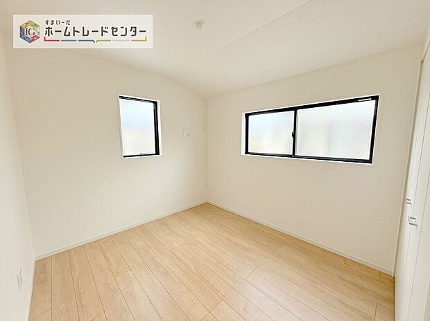 【洋室】全居室2面採光です。光を取り入れやすのはもちろんですが、建物全体の窓の数も増えておりますので、換気性能に優れた物件です。窓を開ければ家中を気持ちの良い風が通り抜けます。
