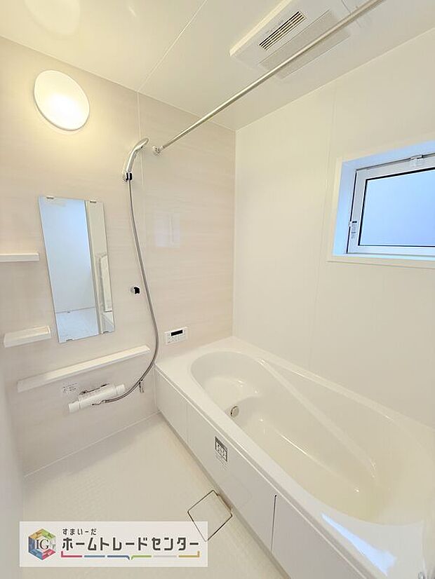 【【浴室】】一坪タイプのユニットバスは、足をしっかりと延ばして一日の疲れを癒すことが可能です。浴室暖房乾燥機も完備しておりますので、カビの心配が無いのはもちろん、雨の日のお洗濯物はお風呂で乾かせます。
