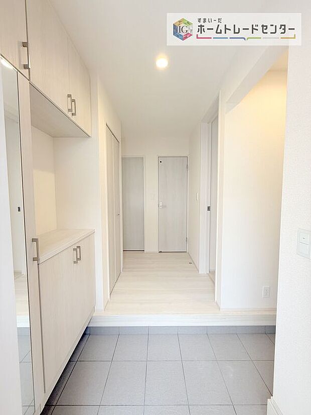 【玄関】見えにくいですが、玄関入ってすぐにはシューズinクロークがございます。ベビーカーや外で遊ぶおもちゃ、趣味で使う大きな荷物を置いたりと多彩な用途にご利用いただけます。玄関自体の開放感にもつながっています