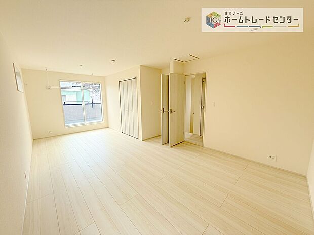 【洋室】将来的には間仕切りを設けて二つの部屋にすることも考えた洋室です。現在は12帖の主寝室としてお使いいただき、家族が増えたとき、成長した時には、間仕切りをし、お二人分のプライベート空間へと変わります。