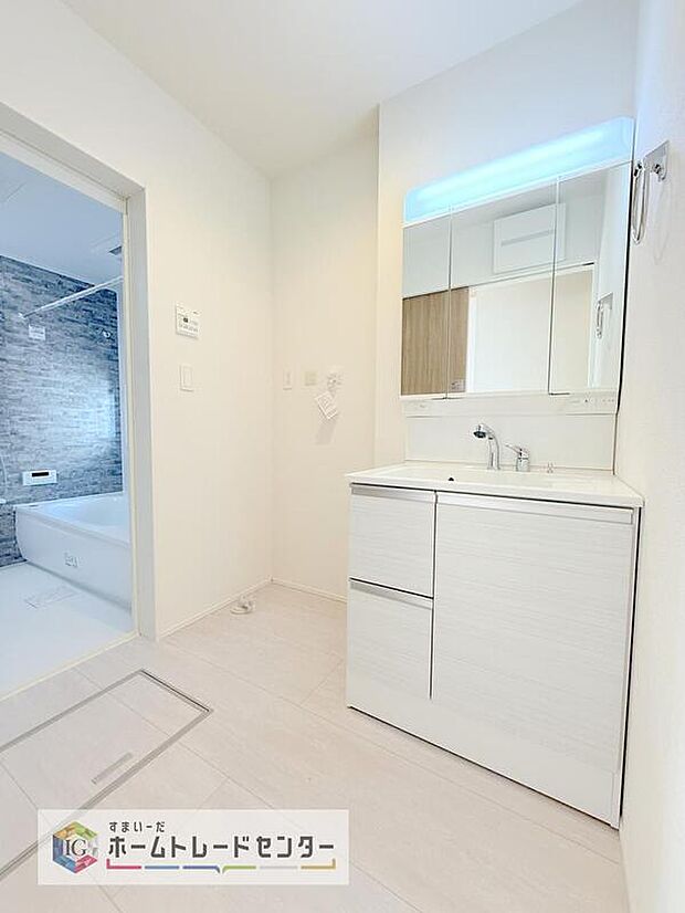 【【洗面台・洗面所】】合わせ鏡が可能な3面鏡です。朝の忙しい時間でもの身だしなみのチェックもここだけで完結できます。もちろん鏡の後ろは充分な収納力を持った収納となっており、視界に入る部分はスッキリと片付きます。