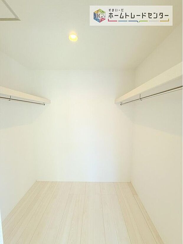 【【ウォークインクローゼット】】お子様との思い出もたっぷりしまえるウォークインクローゼット。衣類だけでなく、鞄などの小物からスーツケースやレジャー用品などの大きな物までたっぷり収納出来ます。
