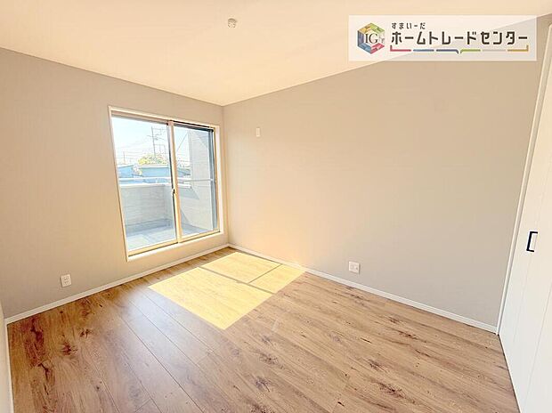 【リビング以外の居室】日当りの良さは写真でも充分に伝わるかと思いますが、開放感のある周囲にめぐまれたおかげで、風通しもとても良くなっております。ぜひ現地を見ていただき体感していただきたいポイントです。