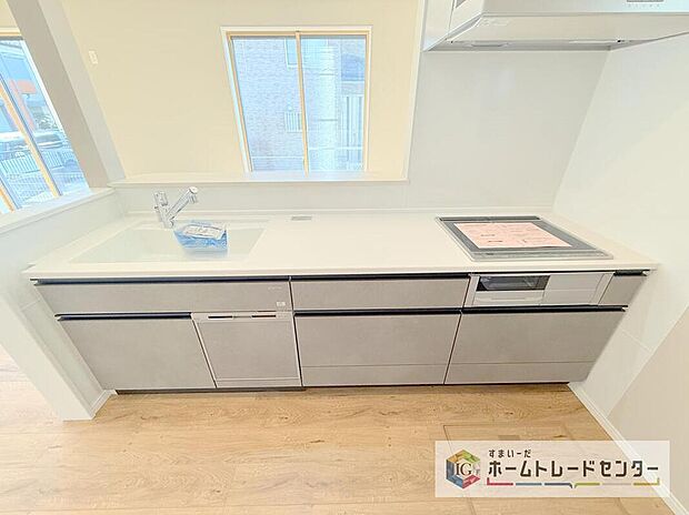 【【システムキッチン】】見栄えもよくお手入れもスムーズに出来ます。豊富な収納力もございますので、キッチンスペースをスッキリとお使い頂けそうです。