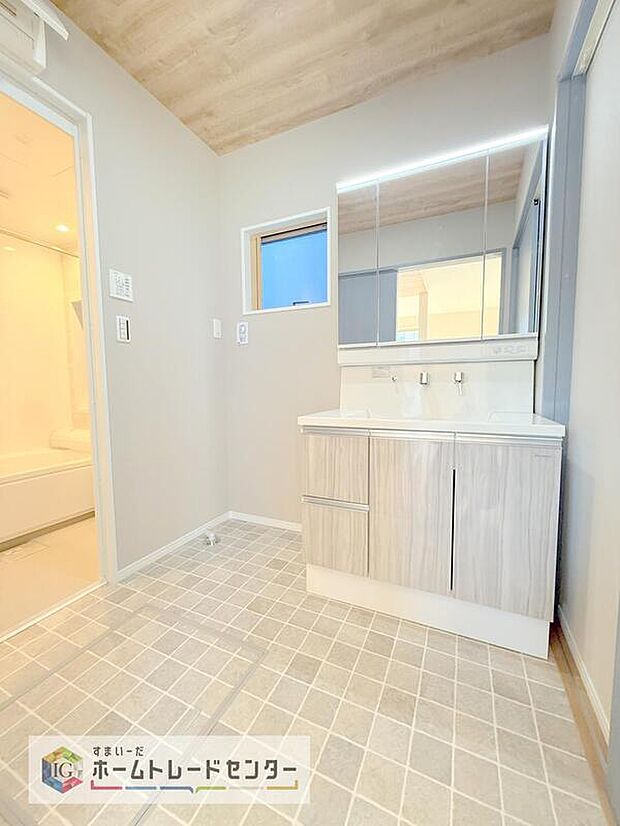 【【洗面台・洗面所】】合わせ鏡が可能な3面鏡です。朝の忙しい時間でもの身だしなみのチェックもここだけで完結できます。もちろん鏡の後ろは充分な収納力を持った収納となっており、視界に入る部分はスッキリと片付きます。