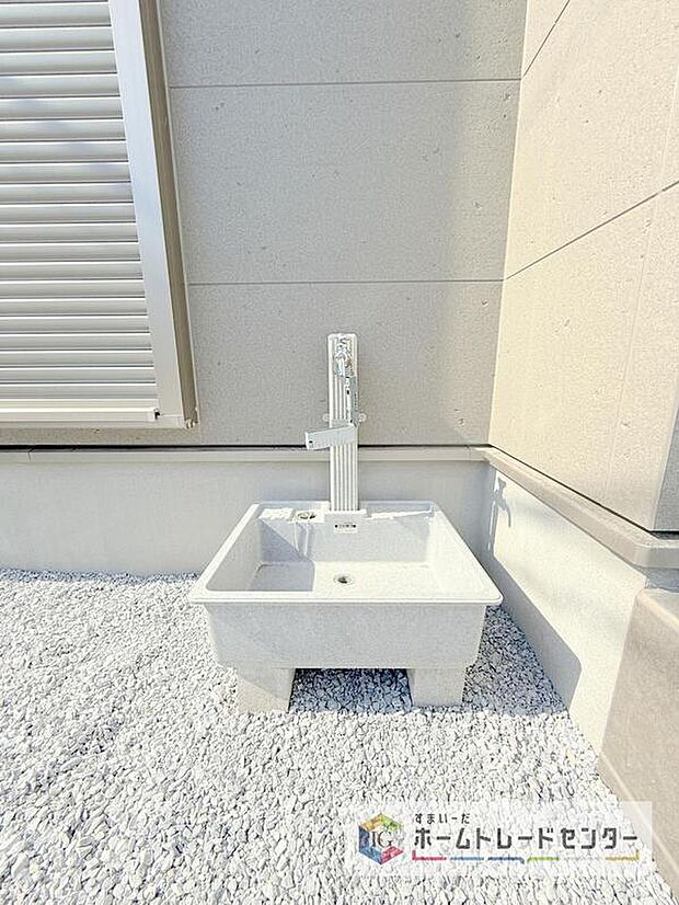 【【外水栓】】バーベキューなど、お庭でアウトドアを楽しむ方にとっては、外に水栓があれば家の中から水を運び出す手間が省けます。洗車の際にも便利です♪