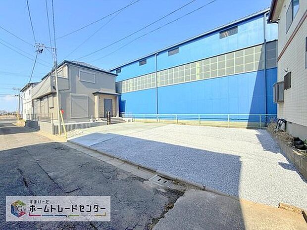 【【カースペース4台以上】】カースペースが4台分以上ございますので、家族分の自転車を駐輪したり、急な来客用の駐車スペースとしてもお使いいただけます。