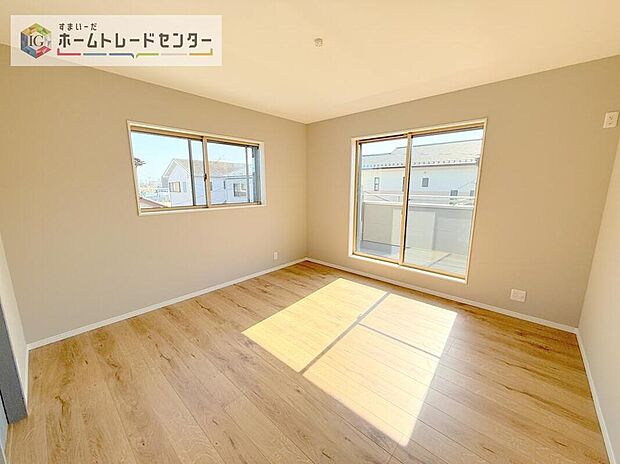 【リビング以外の居室】2面採光の洋室です。窓からの眺望もよくなり視界が広いので、部屋にいても飽きません、そしてもちろん大切なのは明るさと風通し、明るい日差しと心地よい風で自分のお部屋でくつろげる贅沢をご提供します。