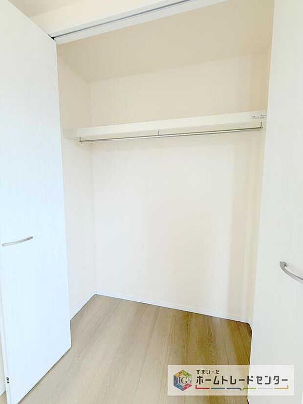 【収納】収納スペースは住宅を探す際には重要なポイントの一つだと思います。そのため少しでも空間が取れるところは可能な限り収納スペースとしたしました。居室をスッキリとお使いいただきたいお客様に大変喜ばれています。