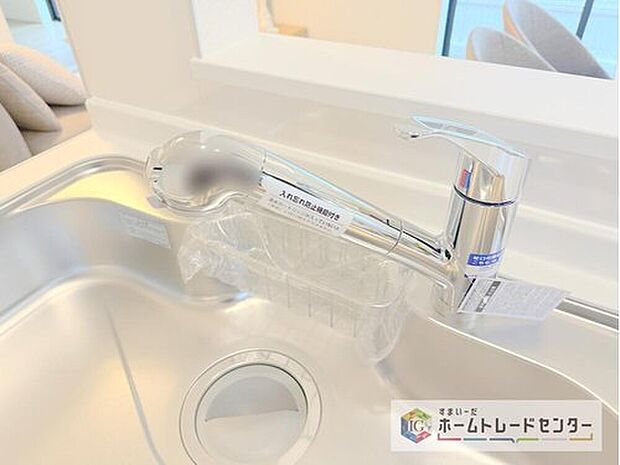 【【浄水器】】浄水カートリッジ内蔵で場所を取らずに見た目もスッキリ。ノズルはシャワーヘッドになっておりお掃除も楽々です。