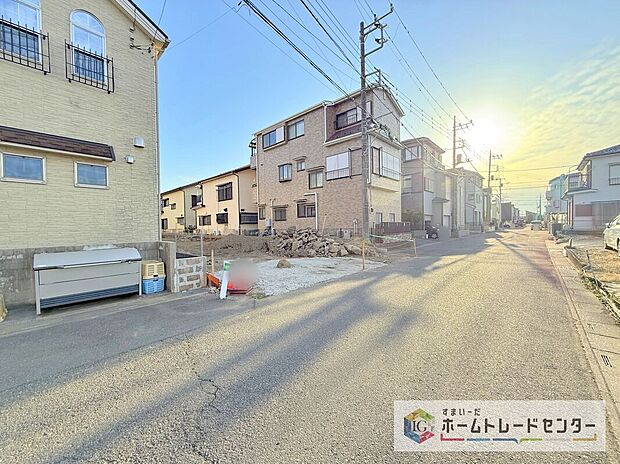 【 前面道路含む現地写真】モデルハウスのご案内や、仕様や色の説明も細かくさせていただきます。弊社は飯田グループホールディングス唯一の販売専門会社になるので、細部まで説明いたします。もちろん住宅ローンのご相談だけでも大丈夫です。