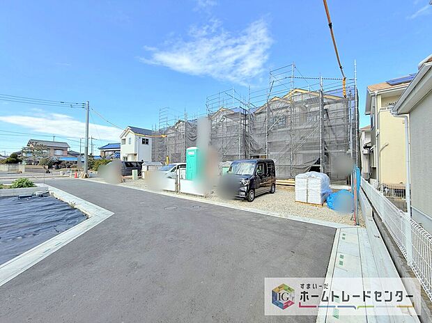 【前面道路含む現地写真】どの号棟も広めに敷地を確保しておりますので、お車2台の駐車が可能です。ご家族では1台のみのご利用でも、普段はお子様の遊ぶスペースとしてお使い頂けますし、やはり土地の広さはあって損はありません。