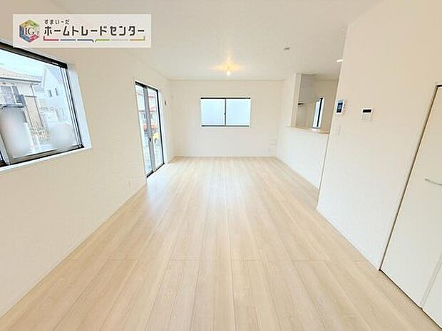 【リビング】日当たりもよく、広々としたリビングです。ゆったりとした家族の時間をお過ごしいただけます。休日はご家族そろって、またはお友達を誘って、明るいリビングで楽しい時間をお過ごしください。