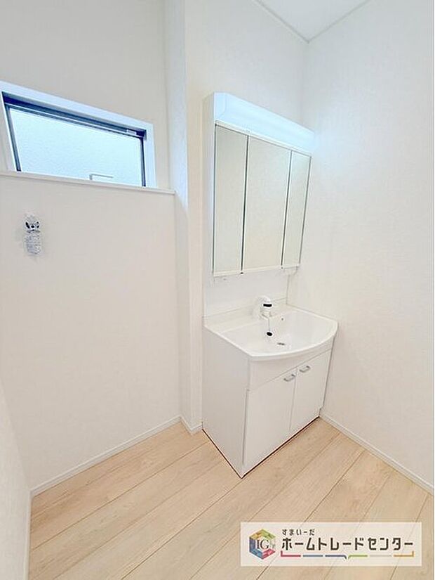 【【洗面台・洗面所】】合わせ鏡が可能な3面鏡です。朝の忙しい時間でもの身だしなみのチェックもここだけで完結できます。もちろん鏡の後ろは充分な収納力を持った収納となっており、視界に入る部分はスッキリと片付きます。