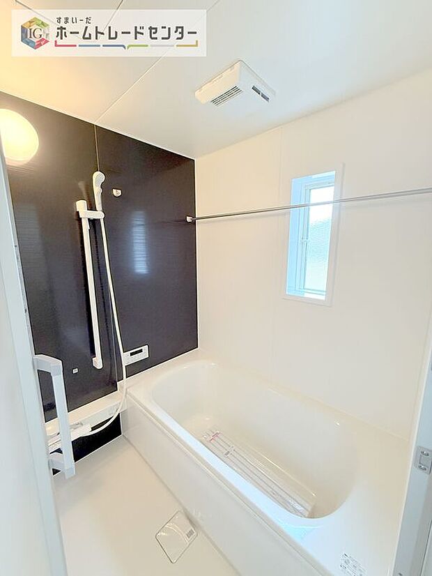 【【浴室】】一坪タイプのユニットバスは、足をしっかりと延ばして一日の疲れを癒すことが可能です。浴室暖房乾燥機も完備しておりますので、カビの心配が無いのはもちろん、雨の日のお洗濯物はお風呂で乾かせます。
