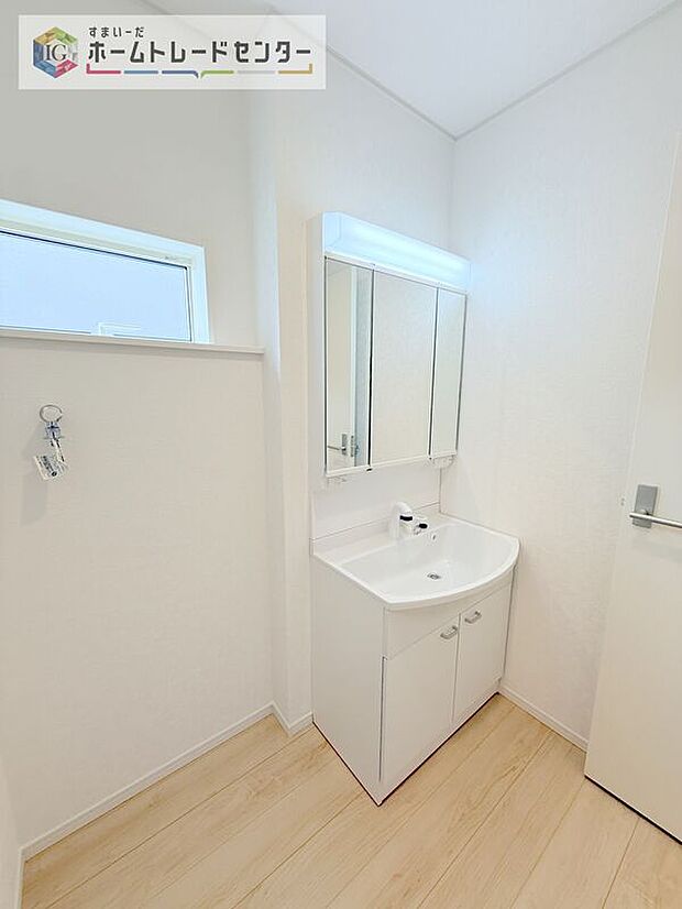 【【洗面所】】合わせ鏡が可能な3面鏡です。朝の忙しい時間でもの身だしなみのチェックもここだけで完結できます。もちろん鏡の後ろは充分な収納力を持った収納となっており、視界に入る部分はスッキリと片付きます。
