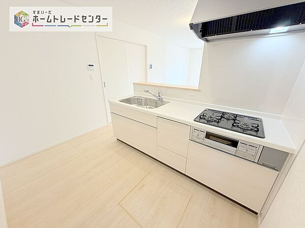 【キッチン】人気の対面式キッチン☆お食事の準備をしながらでもご家族とのコミュニケーションを楽しめます♪スライドタイプの収納を採用してますので、奥までしっかりと収納空間を利用できます。取り出しも簡単に♪