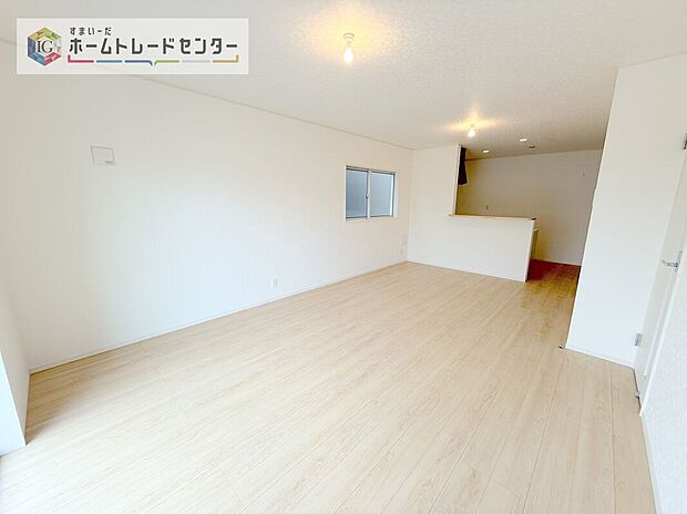 【リビング】対面キッチンの前にダイニングテーブルを置き、手前側がリビングスペースになるかと思います。広く奥行きがありますので、ダイニング、リビングの各スペースの役割をしっかり分けて確保していただけます。
