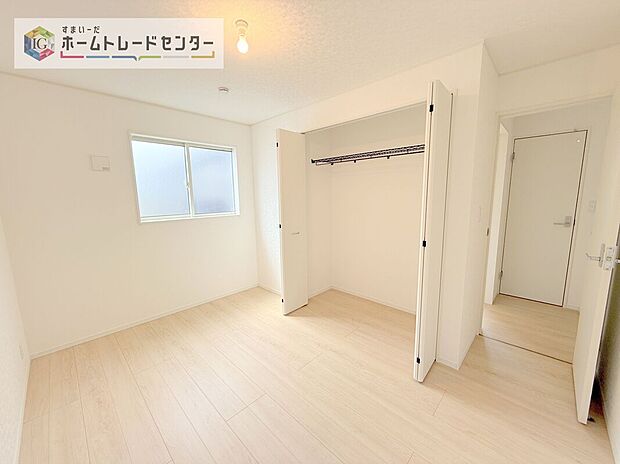 【洋室】各居室に収納を完備しております。収納が豊富な住宅は居室空間がしっかりと使えるので暮らしやすさが断然に上がります。荷物をを気にすることなく家具の配置をお好み通りにできるのも大きな魅力です。