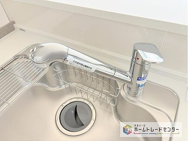 【【浄水器】】浄水カートリッジ内蔵で場所を取らずに見た目もスッキリ。ノズルはシャワーヘッドになっておりお掃除も楽々です。

