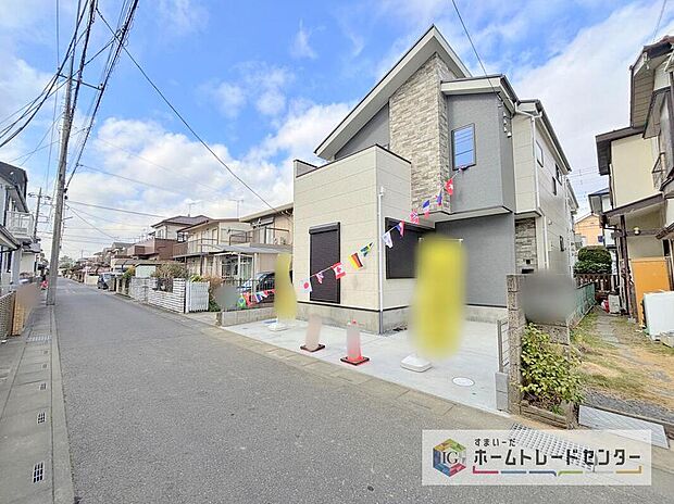 【現地外観写真】目の届きやすい場所に駐車場があるので安心感があります。また、荷物をたくさん持った状態でも車を降りてすぐ建物内に入ることができ、子どもを持つファミリー世帯にもおすすめです。