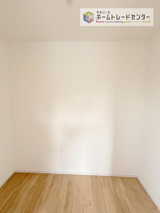 【収納】あると助かるウォークインクローゼットです。長く住むにつれて自然と多くなるお荷物も楽々しっかりと収納できます。また、時間のかかる衣替えも衣服の順番を変えるだけでいつでも簡単にできてストレスフリー。