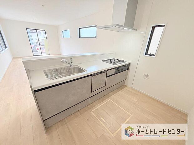 【【システムキッチン】】見栄えもよくお手入れもスムーズに出来ます。豊富な収納力もございますので、キッチンスペースをスッキリとお使い頂けそうです。