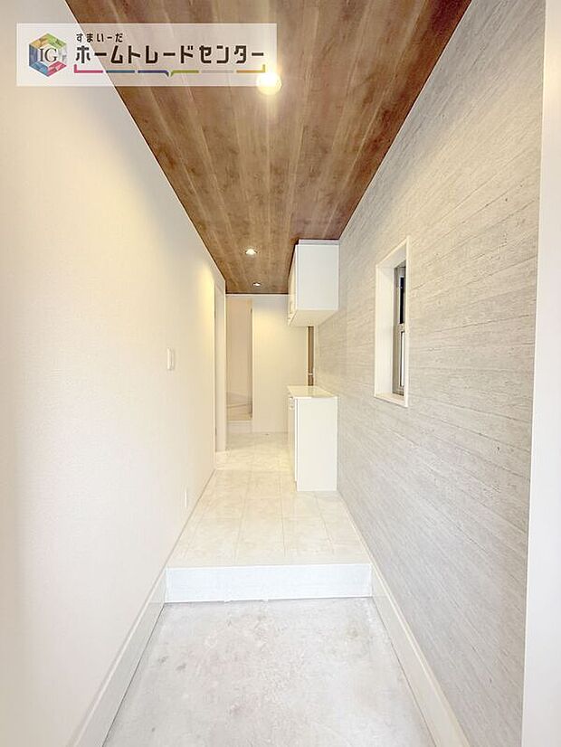 【玄関】玄関ホールを広めにお取りいたしました。居室を広くとるために圧縮することも多いですが、家に入ってすぐ解放感を感じる贅沢な広さがあるのは気持ちのいいものです。家の第一印象となる部分、大切だと思います。