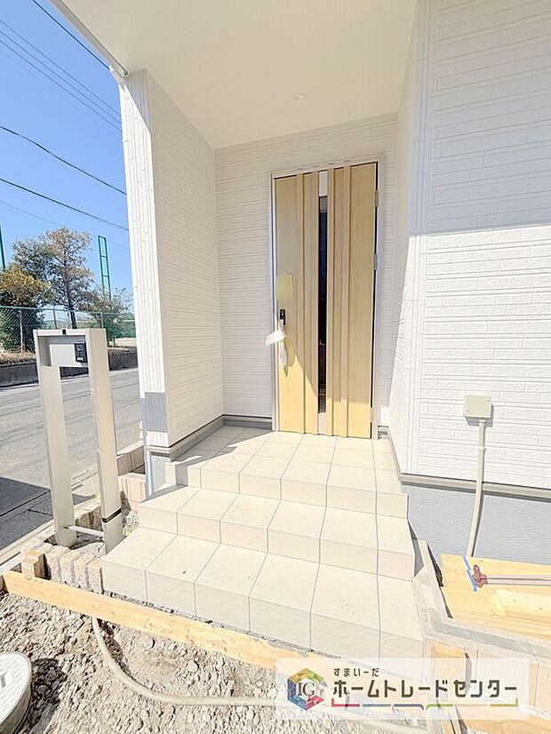 【玄関】駐車場横のアプローチを上がると、木目調の高級感のある玄関ドアがございます。玄関を開けると広々とした空間と収納も目の前に！玄関が広い家は入った瞬間から気持ちが良いです。ぜひご自身で確かめて見て下さい。
