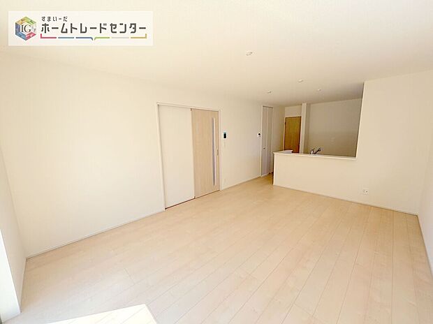 【リビング】LDKのリビングスペースです。広く奥行きのあるリビングの為、ダイニング、リビングの各スペースがしっかりと確保できます。お食事の後はこちらに移って皆様でおくつろぎください。
