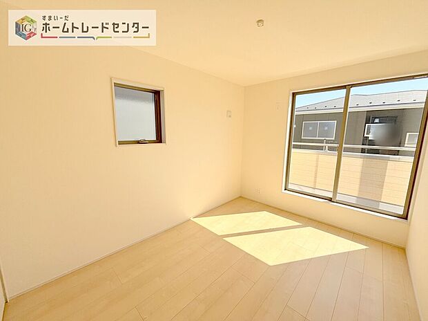 【洋室】日当りの良さは写真でも充分に伝わるかと思いますが、開放感のある周囲にめぐまれたおかげで、風通しもとても良くなっております。ぜひ現地を見ていただき体感していただきたいポイントです。
