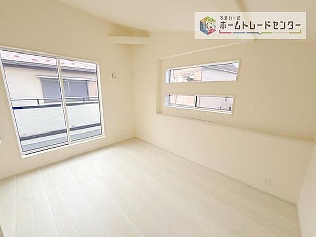 【リビング以外の居室】日当りの良さは写真でも充分に伝わるかと思いますが、開放感のある周囲にめぐまれたおかげで、風通しもとても良くなっております。ぜひ現地を見ていただき体感していただきたいポイントです。

