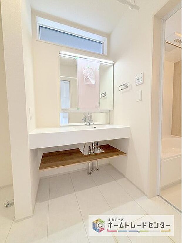 【【洗面所】】開放感と機能美が調和するオープンサニタリー♪上方スリットサッシからの優しい陽ざしが開放的で特別な空間を演出し、生活を彩ります。限られた空間をよりおしゃれに、より使いやすく、細部にもこだわりました。

