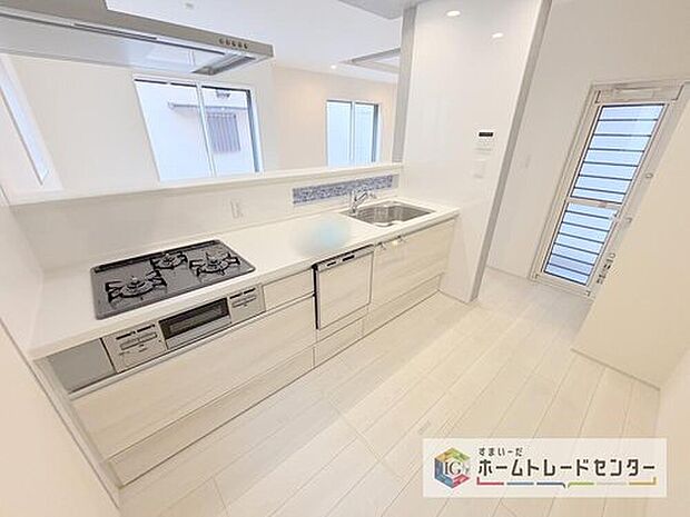 【キッチン】キッチンスペースはご家族みんなで作業ができるスペースを確保しております。みんなで楽しくお料理やお片付けをすれば、家事の時間も家族のコミュニケーションの時間に変わります。

