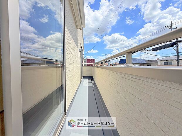 【バルコニー】南面に面したバルコニーはもちろん日当たり良好です。お洗濯物を干していただく際にも楽にできるように奥行きを広くお取りいたしました。明るく、暖かなゆとりあるスペースで快適に家事を行っていただけます。